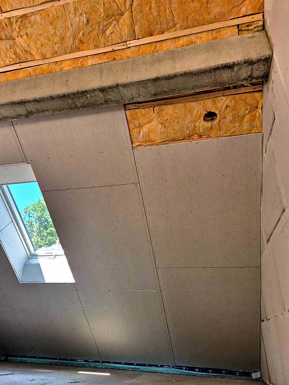 Trockenbau an Decke und Wand mit Dachfenster