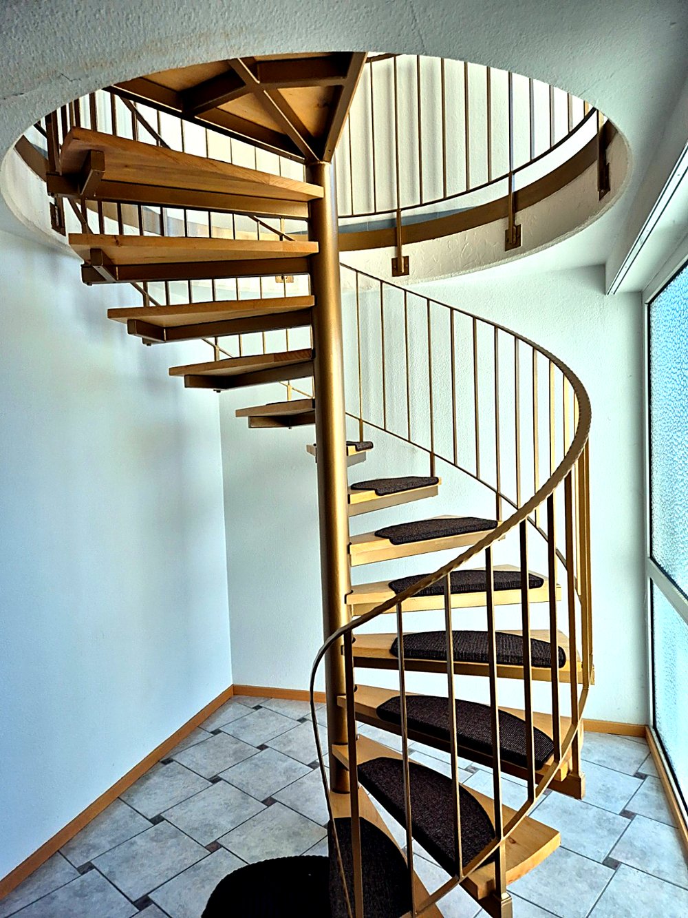 Fertige Wendeltreppe aus Holz – Innenausbau von AZ-Service in Rastatt